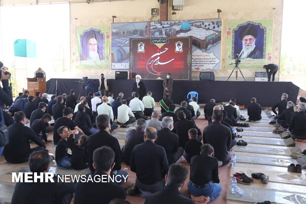 نماز ظهر عاشورا در حسینیه ایران اقامه شد