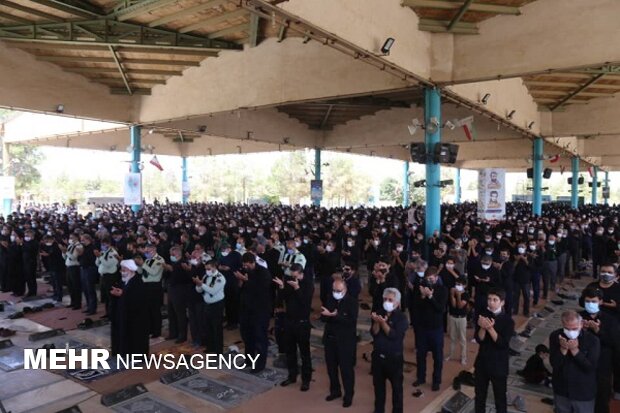 نماز ظهر عاشورا در حسینیه ایران اقامه شد
