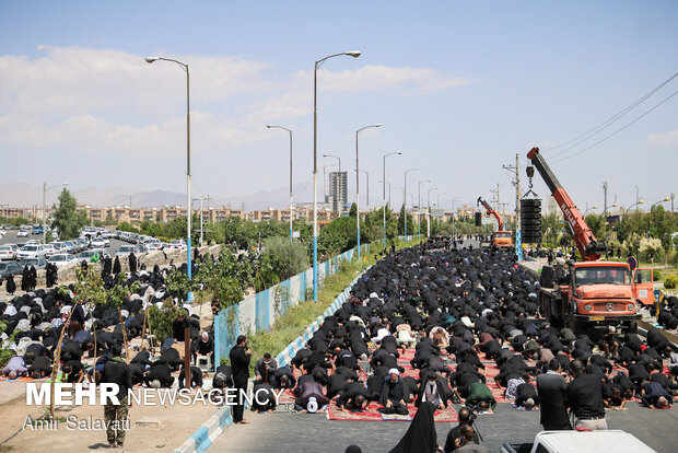 اقامه نماز ظهر عاشورا در سمنان