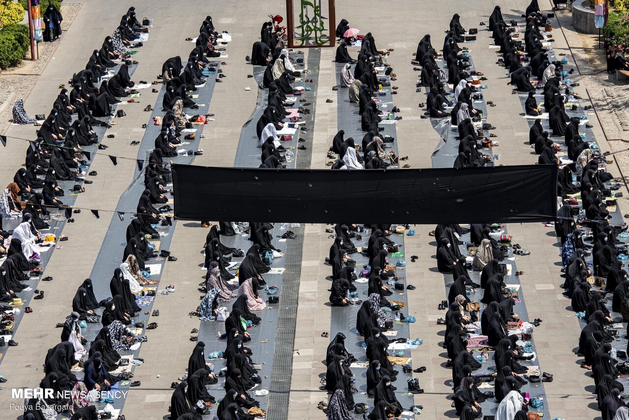 «ایران» ظهر عاشورا به نماز ایستاد/ عزاداران به «حسین» اقتدا کردند
