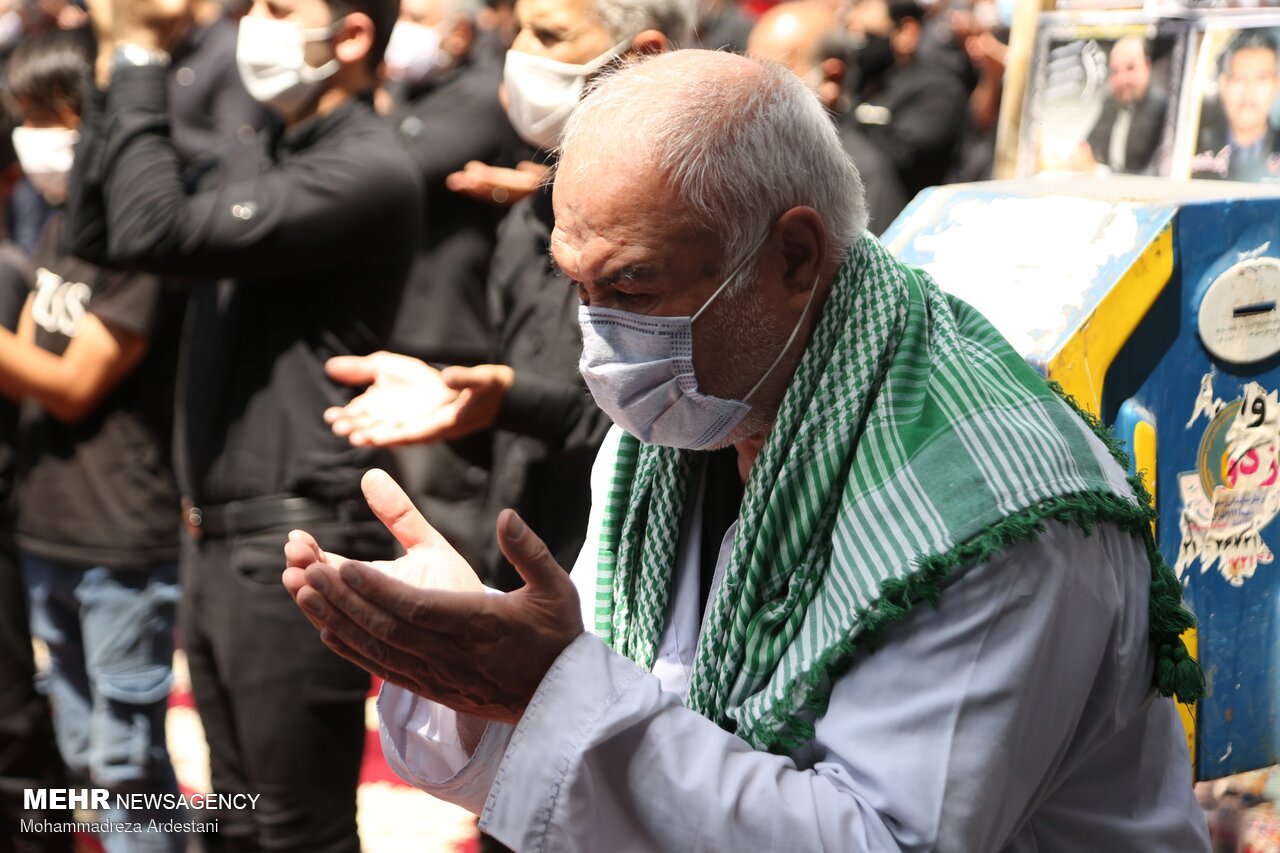 «ایران» ظهر عاشورا به نماز ایستاد/ عزاداران به حسین(ع) اقتدا کردند