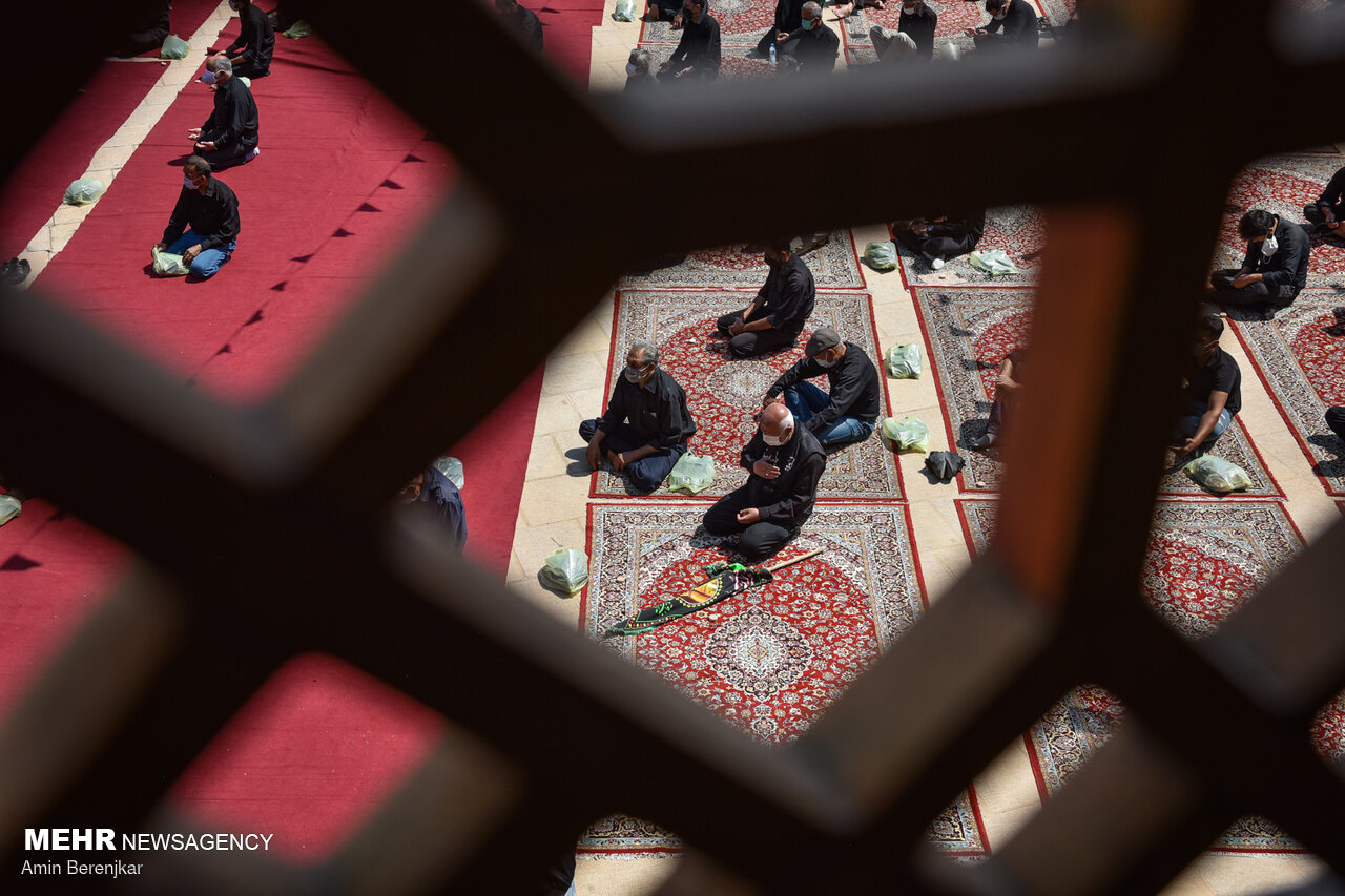 «ایران» ظهر عاشورا به نماز ایستاد/ عزاداران به «حسین» اقتدا کردند