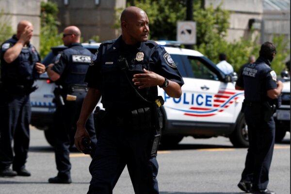 Man drives car into US Capitol barricade, starts shooting