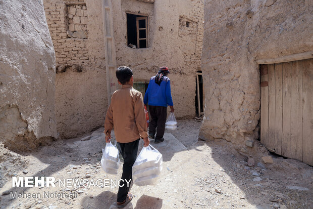 توزیع غذایی نذری بین اهالی روستای فورگ در روز عاشورای حسینی