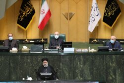 İran Meclisi'ndeki güvenoyu oturumundan kareler