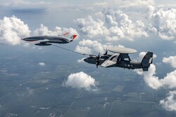 تأمین سوخت هواپیمای نظامی در حال پرواز با پهپاد