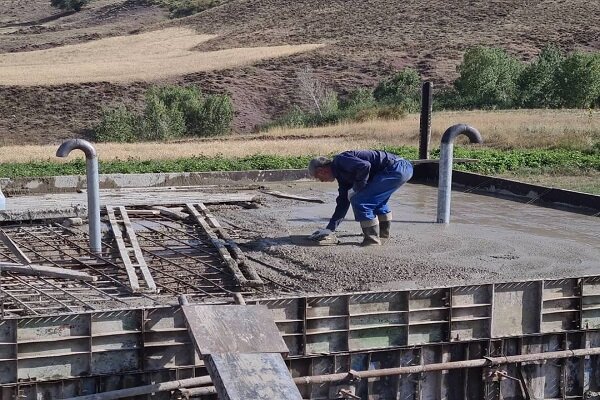 مخزن آب شرب روستای دهنج بتن ریزی و آماده بهره برداری شد
