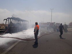 آتش‌ گرفتن اتوبوس در آزادراه تهران-قم/ ۲۰ مسافر نجات یافتند