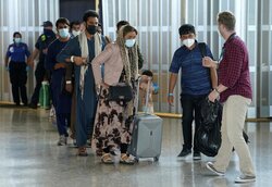 وصول اللاجئين الأفغان إلى دول مختلفة من العالم