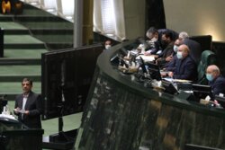 İran Meclisi'ndeki güvenoyu oturumu sürüyor