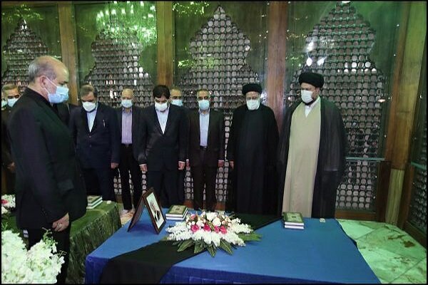 ایرانی صدر اور کابینہ کے اراکین کی حضرت امام خمینی (رح) کے مزار پر حاضری