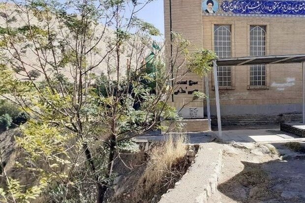 خطرتخریب و ریزش زمین زیرپای گلزار شهدا / قلب دردمندمردم وخانوادهها 3