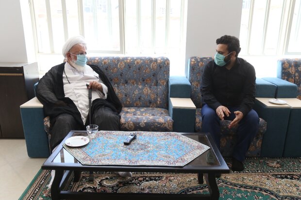 امام جمعه یزد با خانواده حجت‌الاسلام فرج‌نژاد دیدار کرد
