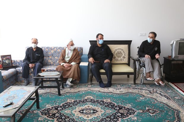 امام جمعه یزد با خانواده حجت‌الاسلام فرج‌نژاد دیدار کرد