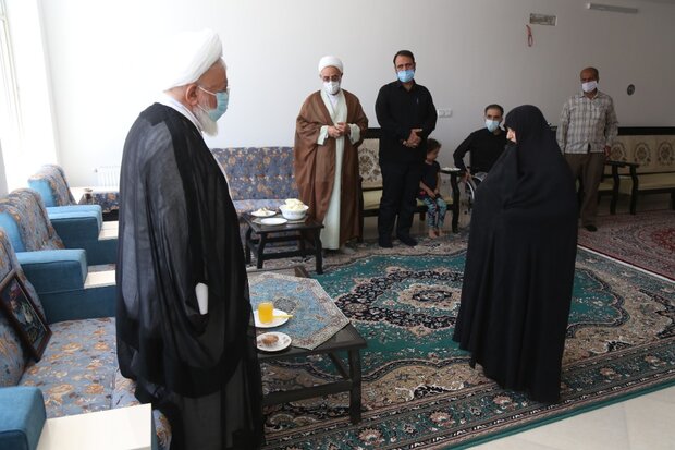 امام جمعه یزد با خانواده مرحوم حجت‌الاسلام فرج‌نژاد دیدار کرد