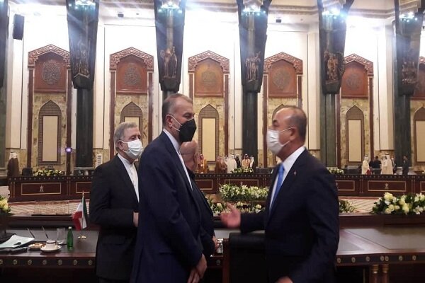 وزير الخارجية الايراني يلتقي نظيره التركي