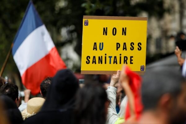 ۴۸ هزار فرانسوی در اعتراض به محدودیت های کرونایی به خیابان آمدند