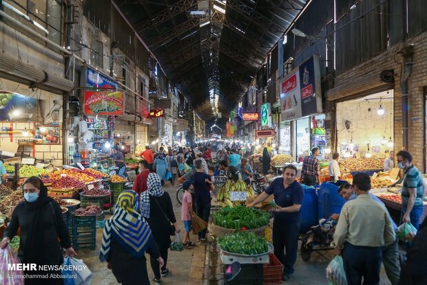 عکس منتخب ماه_مرداد 1400-بازار قزوین در سایه بی توجهی به پیک پنجم کرونا