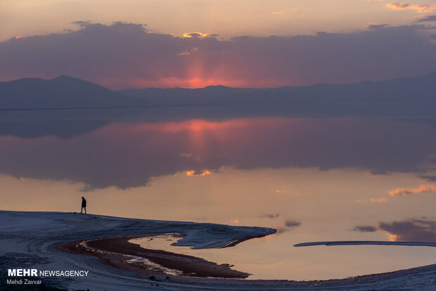 عکس منتخب ماه_مرداد 1400- گردشگری کرونایی در دریاچه ارومیه 