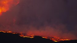 فوران گدازه و خاکستر آتشفشان اتنا در سیسیل ایتالیا