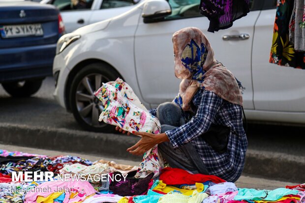 زنان دستفروش در شهر ساری