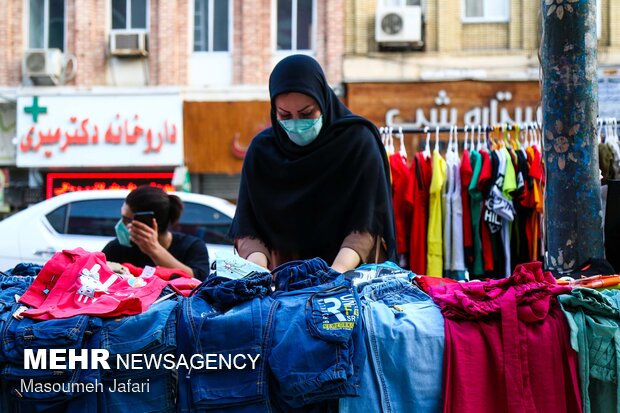 زنان دستفروش در شهر ساری