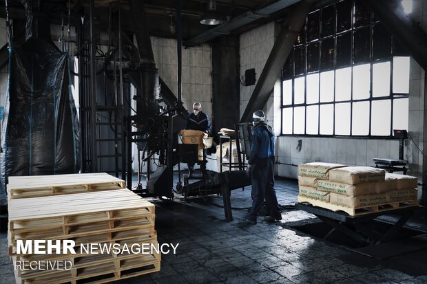 کارگران خط تولید کارخانه صنعتی دوده فام دزفول در حال کارو انجام فرایند تولید هستند