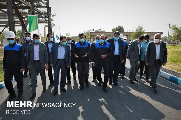 بازدید پرویز فتاح رئیس بنیاد مستضعفان انقلاب اسلامی از سومین خط تولید کارخانه صنعتی دوده فام دزفول