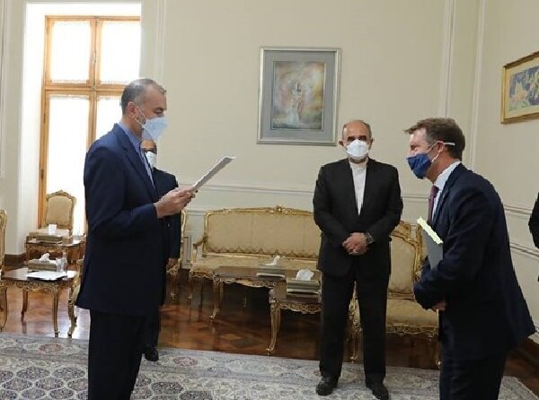 Iran FM receives credentials of five new envoys