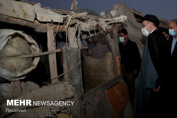 بازدید  آیت‌الله سیدابراهیم رئیسی رئیس جمهور از منطقه حاشیه نشین «مرادآباد» زاهدان