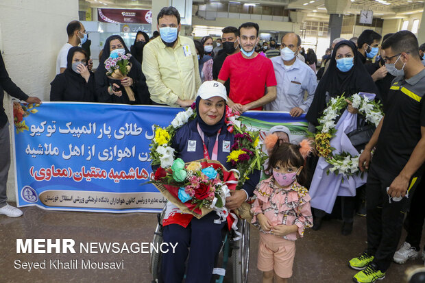 استقبال از هاشمیه متقیان در فرودگاه اهواز