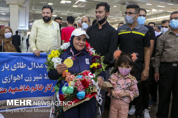 قهرمان پارالمپیک با استقبال مردم وارد زادگاهش شد