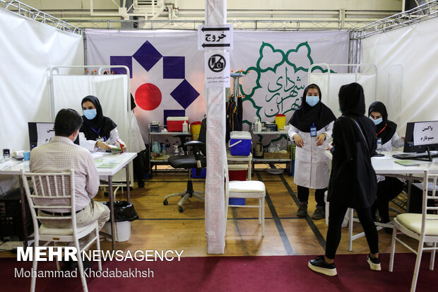 Tehran mayor opens vaccination center of Goftegoo Park
