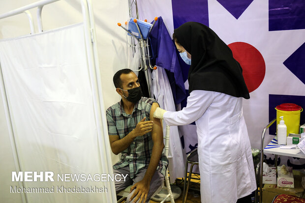 Tahran'da yeni bir COVID-19 aşı merkezi açıldı