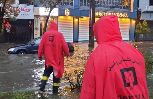 دریافت گزارش ۲۳ مورد آبگرفتگی و سقوط درخت در شهر رشت