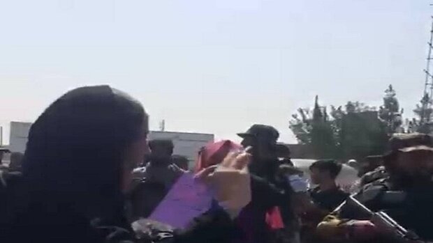 عناصر "طالبان" يفرقون مظاهرة نسائية في العاصمة الأفغانية كابل