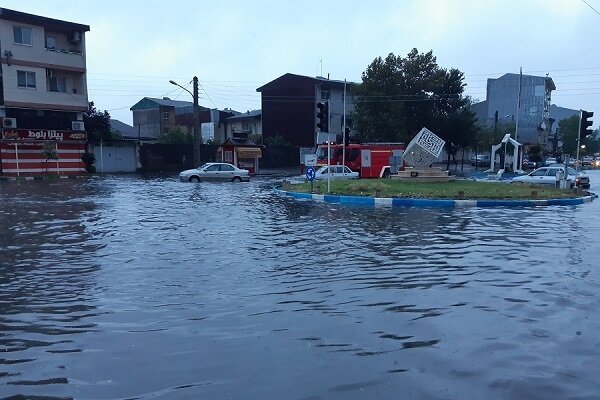 بارش شدید باران و وزش باد در گیلان/ آبگرفتگی معابر رشت و انزلی