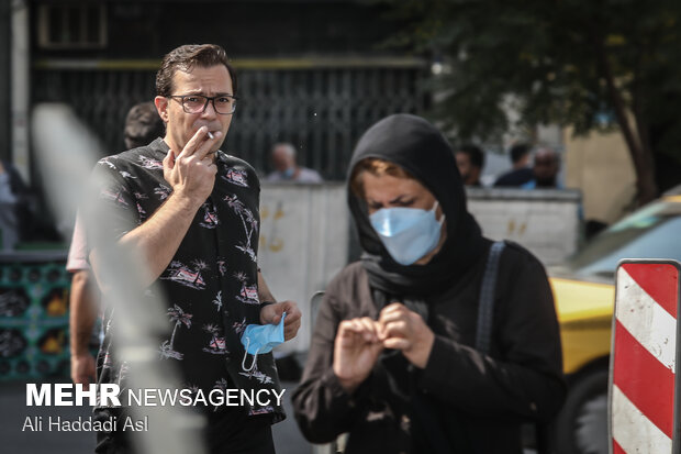 اگر در اجتماعات برای خوردن آب و مواد غذایی مدام ماسک از روی صورت برداشته شود. خوراکی‌ها را خارج از تجمع و حضور دیگران مصرف کنید