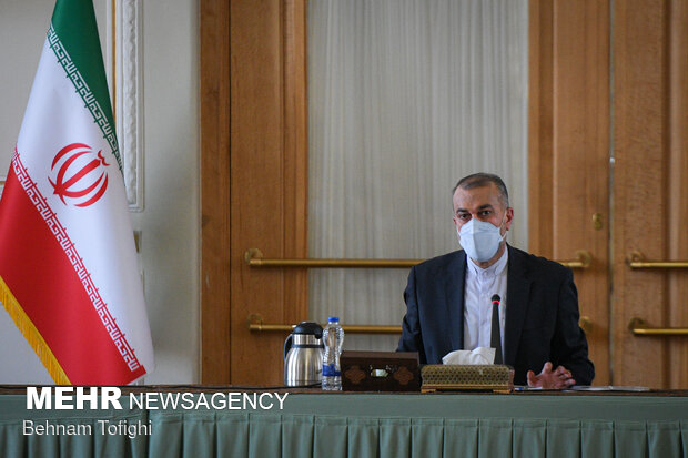 حسین امیر عبداللهیان، وزیر امور خارجه ایران در دیدار با تجار و اعضای اتاق بازرگانی در مورد واردات واکسن کرونا 