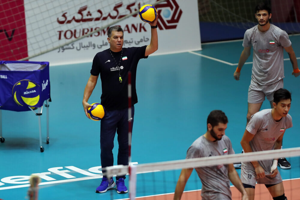 تعطیلی به صلاح والیبال ایران نیست/مگر سیرجان می‌خواهد قهرمان شود؟