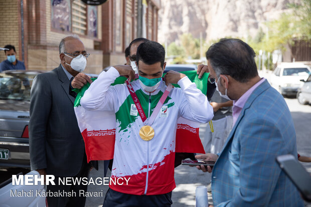 حضور سعید افروز، قهرمان پارالمپیک توکیو، در جوار مزار حاج قاسم