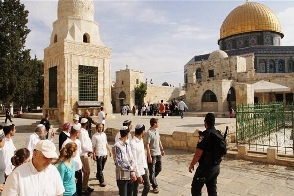 Zionist settlers brutally raid Al-Aqsa mosque