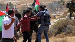 عشرات الاصابات خلال مواجهات مع الاحتلال في يوم غضب الفلسطينيين دعما للاسرى 