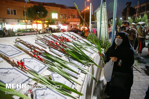 نثار گل توسط مردم به یادمان شهدای قیام  ۱۷  شهریور