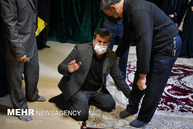 پدر شهید محمد اینانلو در مراسم وداع با پیکر فرزندش شیهد مدافع حرم محمد اینانلو