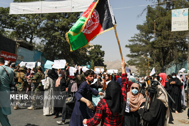 معترضان به دخالت پاكستان در افغانستان و بمباران دره پنجشير در خيابان هاى كابل