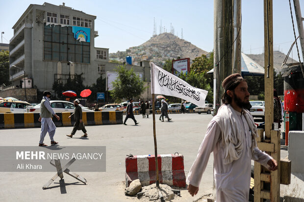 پرچم امارت اسلامى افغانستان در ورودى خيابان وزارت خارجه افغانستان