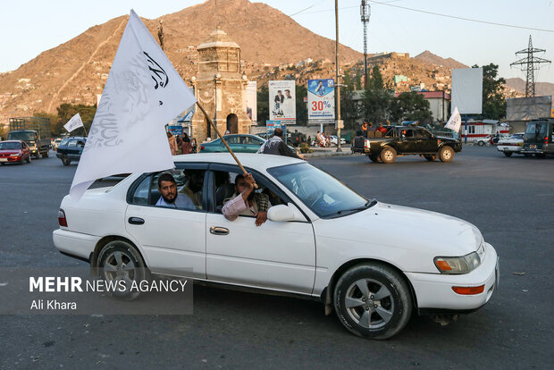 طرفداران امارت اسلامى در خيابان هاى كابل در حالى كه پرچم امارت اسلامى افغانستان را حمل ميكنند.