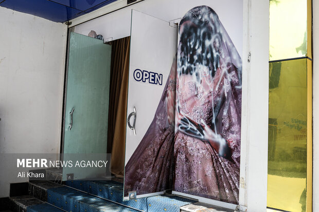 سانسور چهره و دست عكس يك زن كه بر روى درب ورودى آرايشگاهى در كابل است.