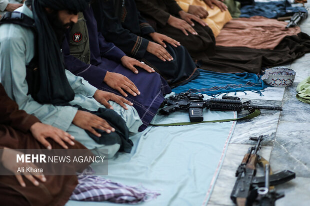 نماز جماعت نيروهاى طالبان در شهر کابل